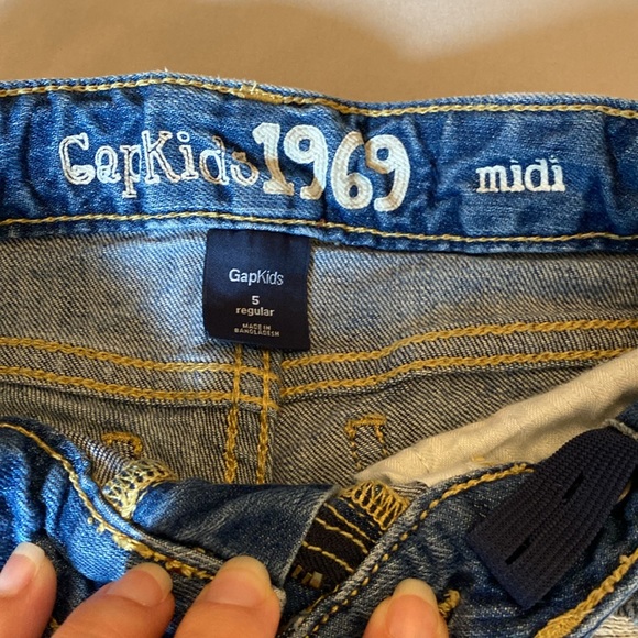 Gap size 5 Jean shorts bundle. Two pair of jean shorts in great condition. - Picture 2 of 8